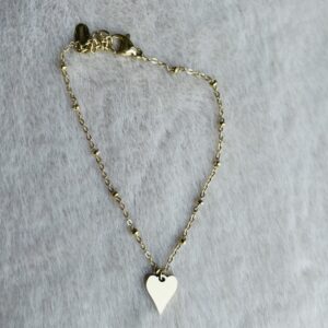 Armband goudkleurig met kleine bolletjes en hartje